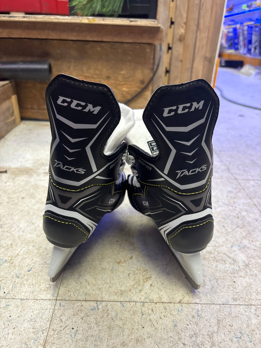 Used CCM Tacks 9040 Size 8.0 Youth Skates