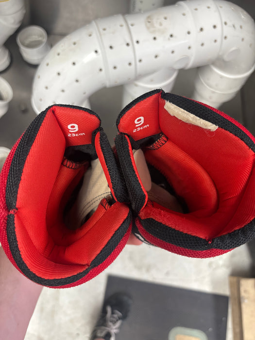 Used Sher-Wood Rekker M60 9” Gloves
