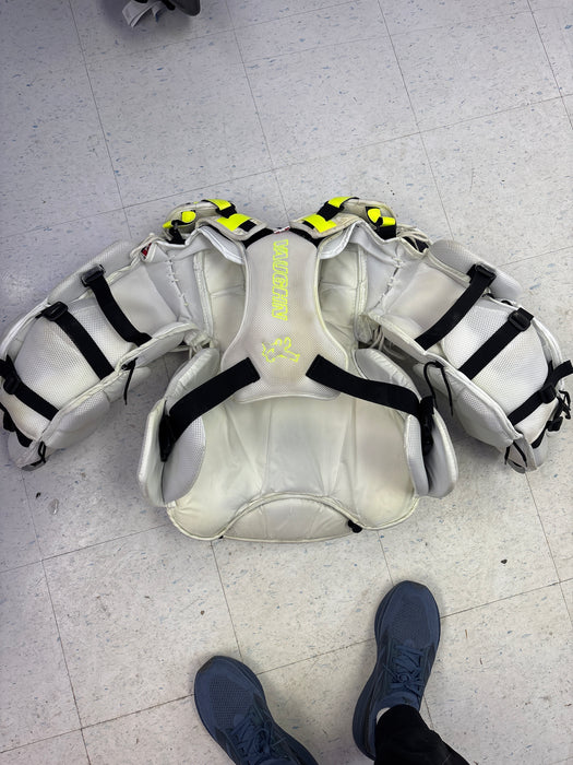Used Vaughn Velocity VE8 Pro Carbon Senior Small Chest Protector