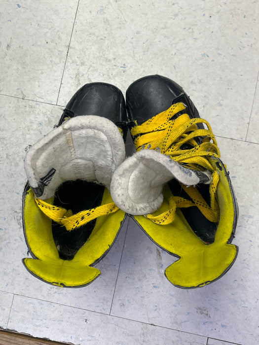 Used Bauer Supreme S25 Size 4 Skates