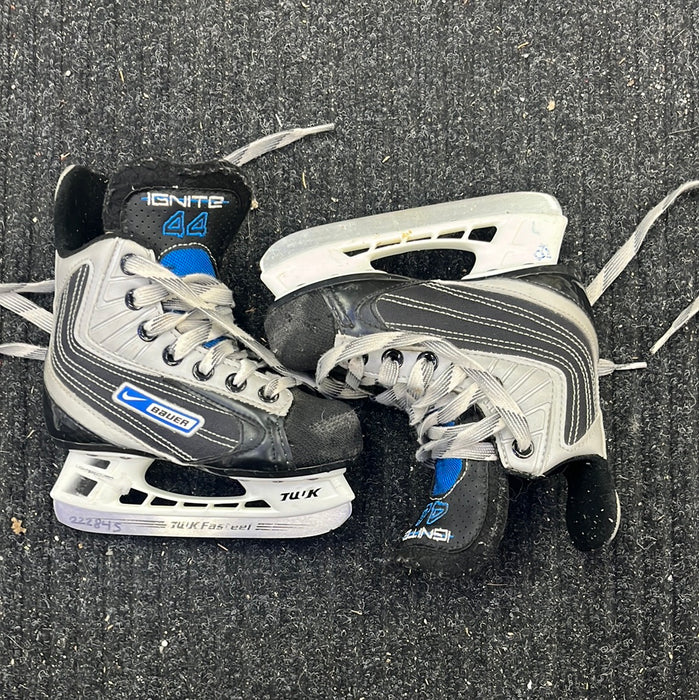 Used Nike Bauer Ignite 44 Size 9 Youth Player Skates