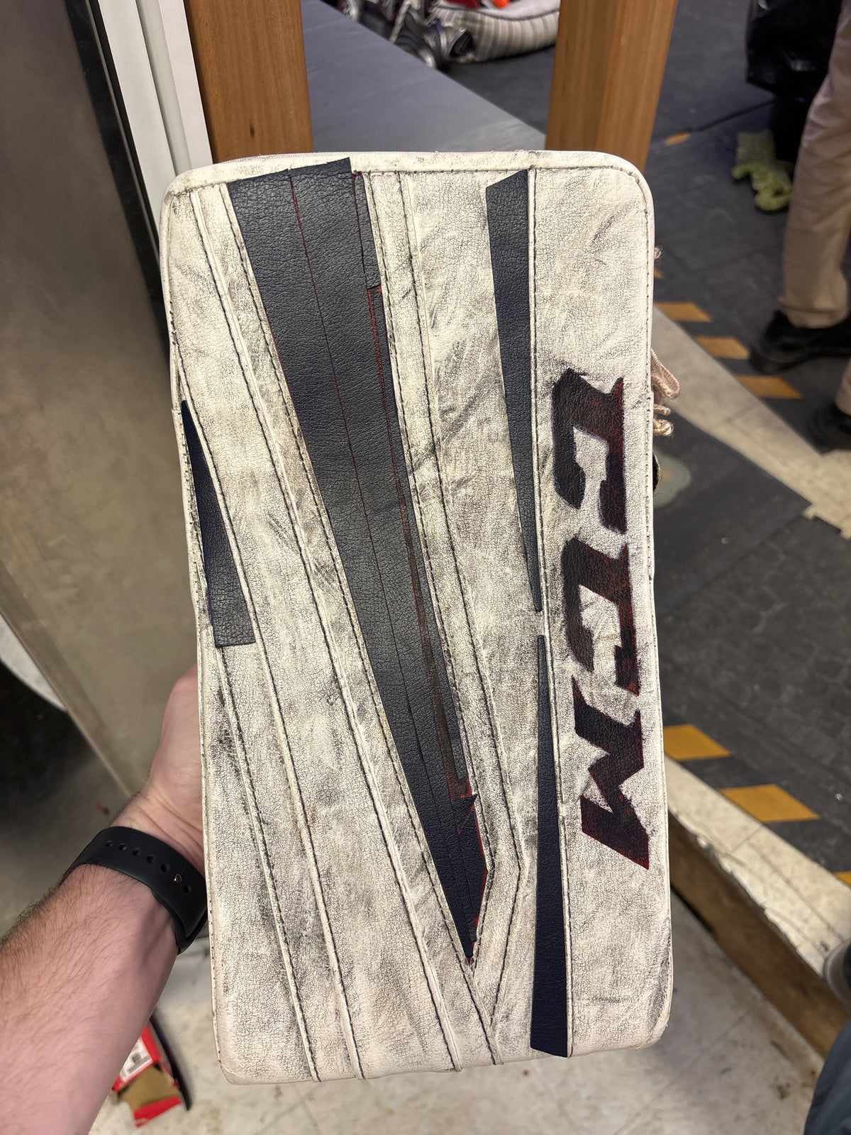Used CCM Extreme Flex 860 Senior Full Right Blocker — Crow's Sports Hockey