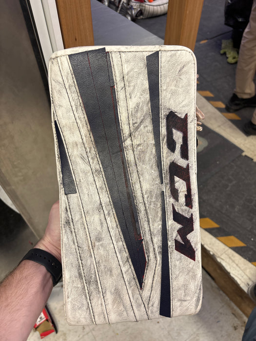Used CCM Extreme Flex 860 Senior Full Right Blocker
