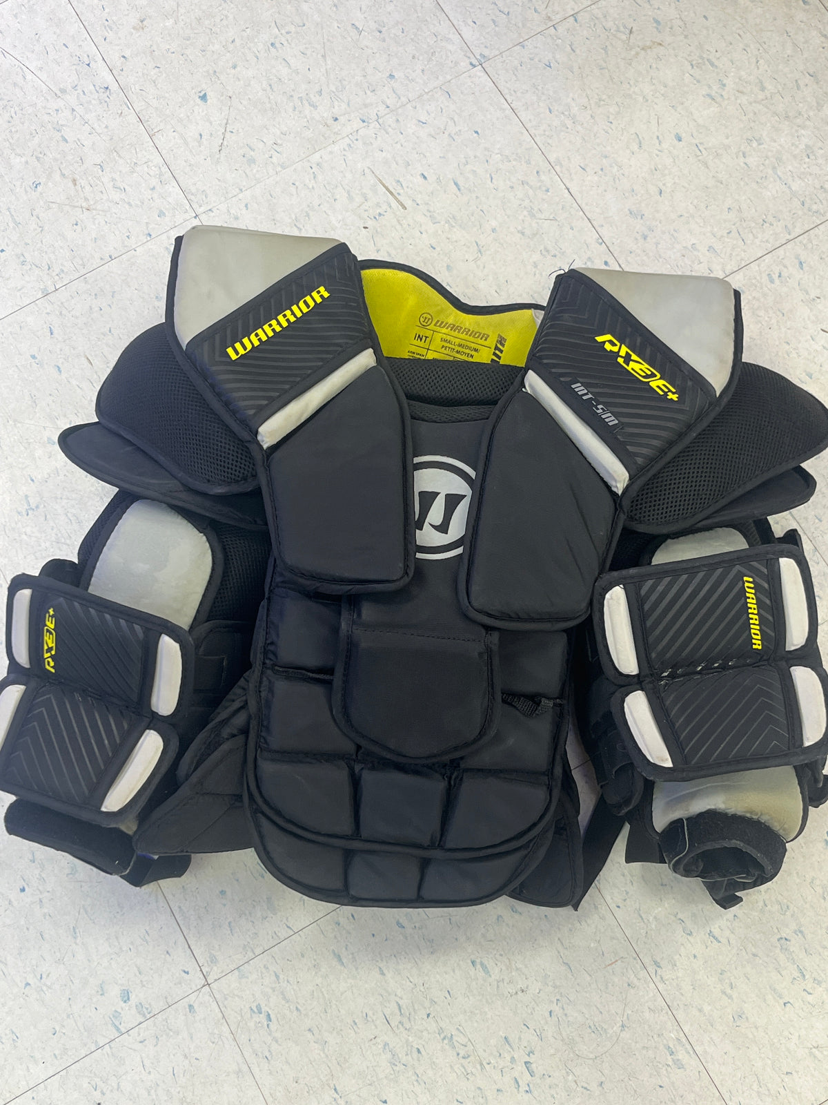 Used Warrior R/X3 E+ Intermediate Small-Medium Chest Protector — Crow's ...