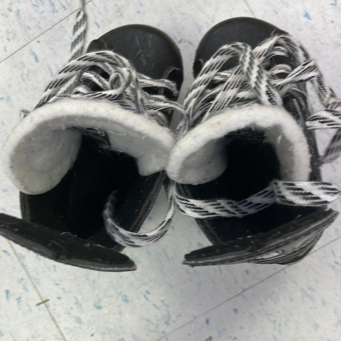 Used Reebok 14K Size 9 Youth Player Skates