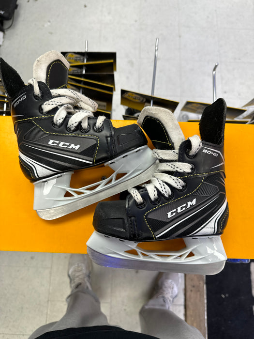 Used CCM Tacks 9040 6Y Player Skates
