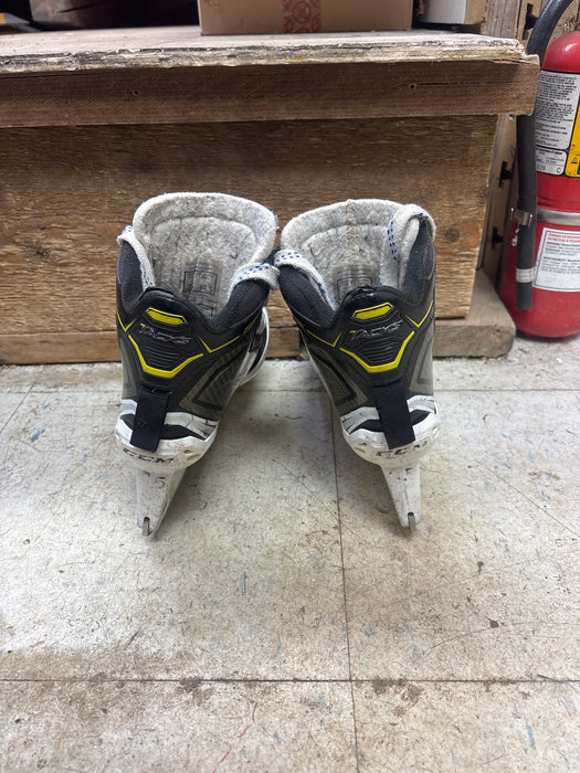 Used CCM Tacks 9060 Goalie Skates 2.5D