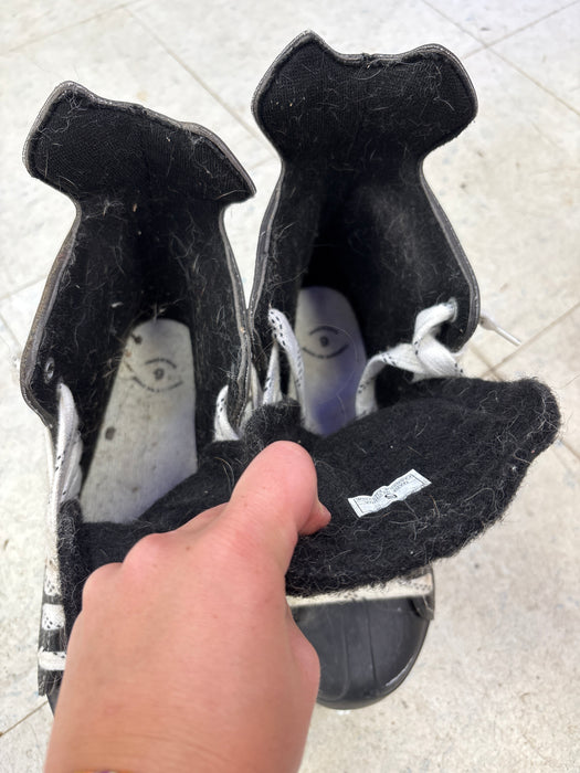 Used CCM 52 Size 6.0 Skate