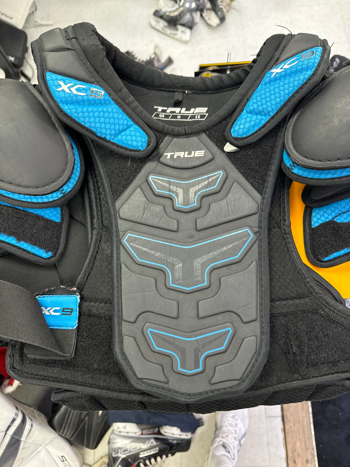 Used True XC9 Senior Medium Shoulder Pads — Crow's Sports Hockey