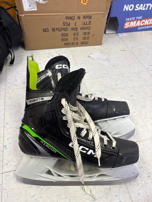 Used CCM Ribcor XT3 Size 9.0 Regular Skates