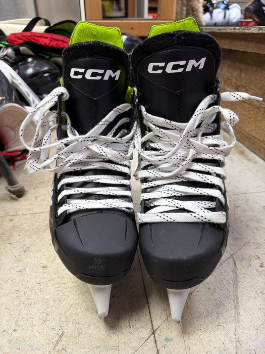 Used CCM Ribcor XT3 Size 8.0R Skates