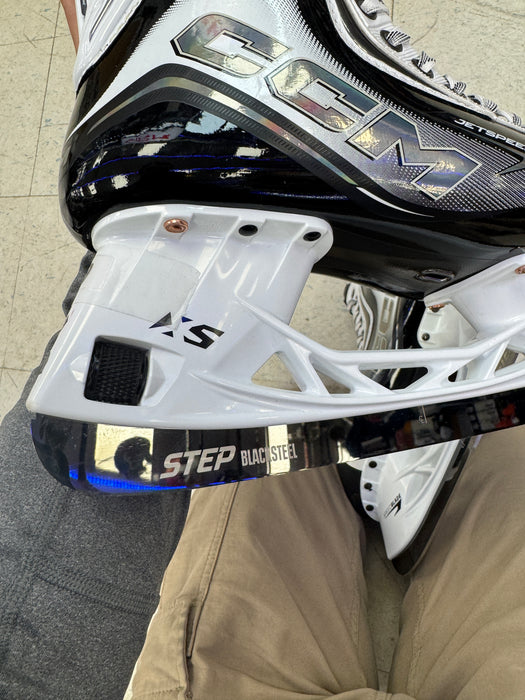 Used Demo CCM JetSpeed FT8 Pro White Size 9.0R Skates