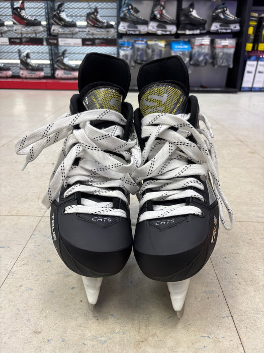 True Catalyst 5 Size 7.5 Senior Skates