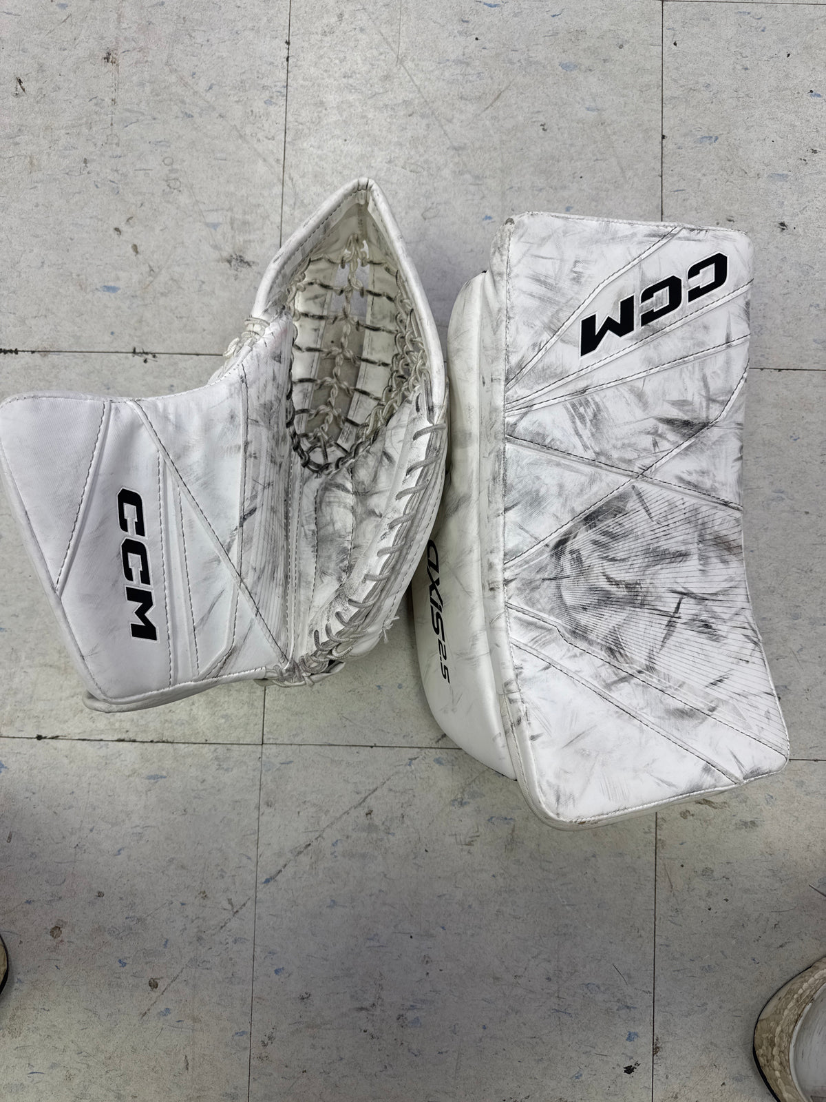Used CCM Axis2.5 Junior Catcher Blocker Set — Crow's Sports Hockey