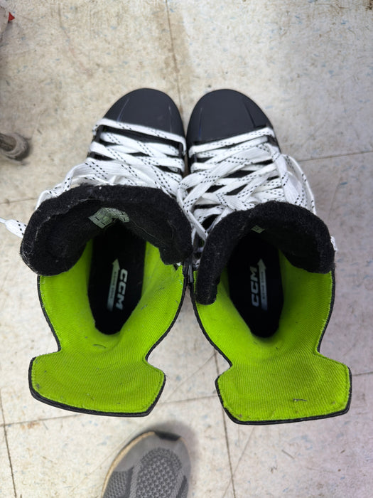 Used CCM Ribcor XT3 Size 8.0R Skates