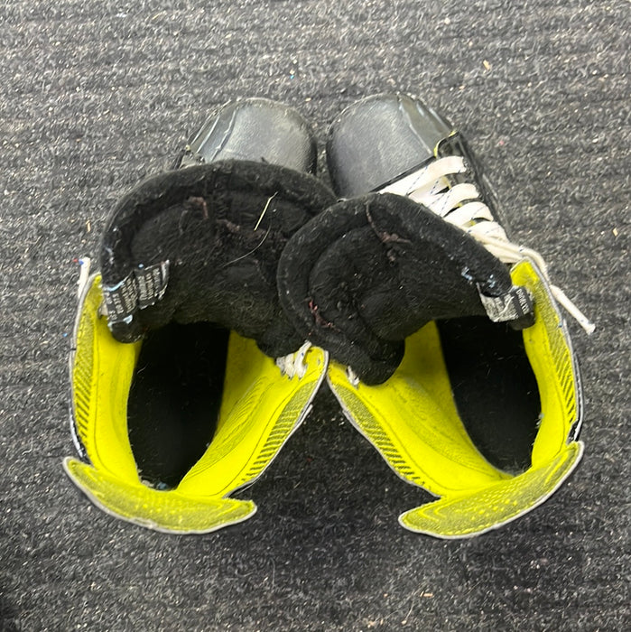 Used Bauer Vapor X2.6 Size 4 Player Skates