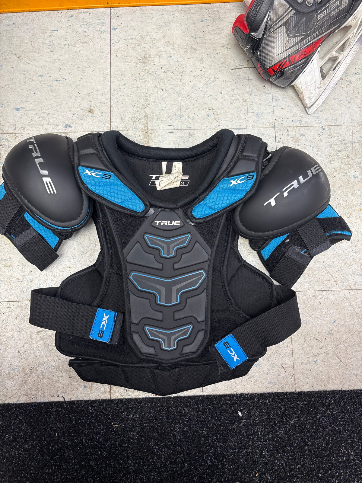Used True XC9 Senior Shoulder Pads — Crow's Sports Hockey