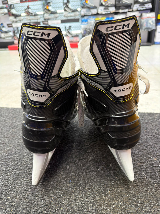 Used CCM AS-550 Size 9.0R Skates