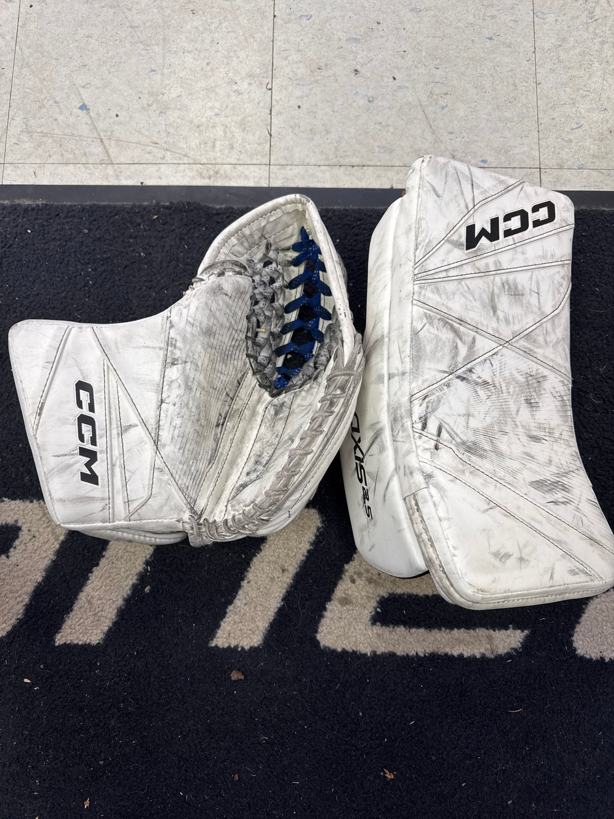 Used CCM Axis 2.5 Junior Catcher Blocker Set — Crow's Sports Hockey