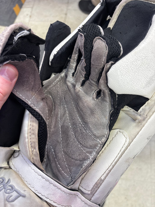 Used CCM Extreme Flex 860 Senior Full Right Blocker