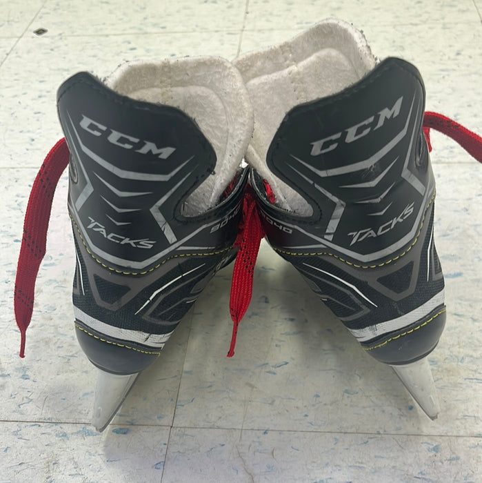 Used CCM Tacks 9040 Size 12 Youth Player Skates