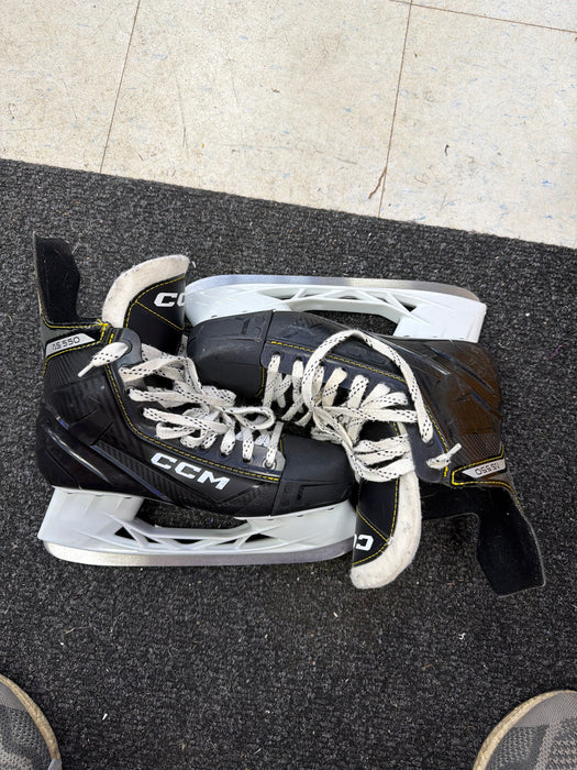 Used CCM AS-550 Size 9.0R Skates