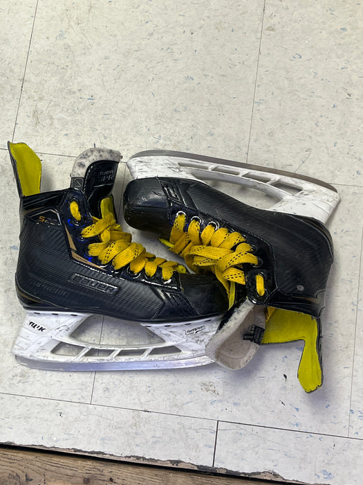 Used Bauer Supreme S25 Size 4 Skates