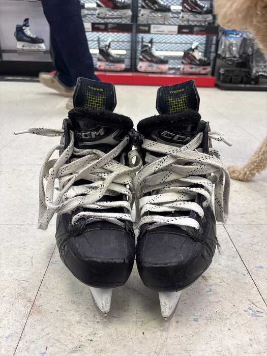 Used CCM Tacks XF80 Size 2.5R Skates