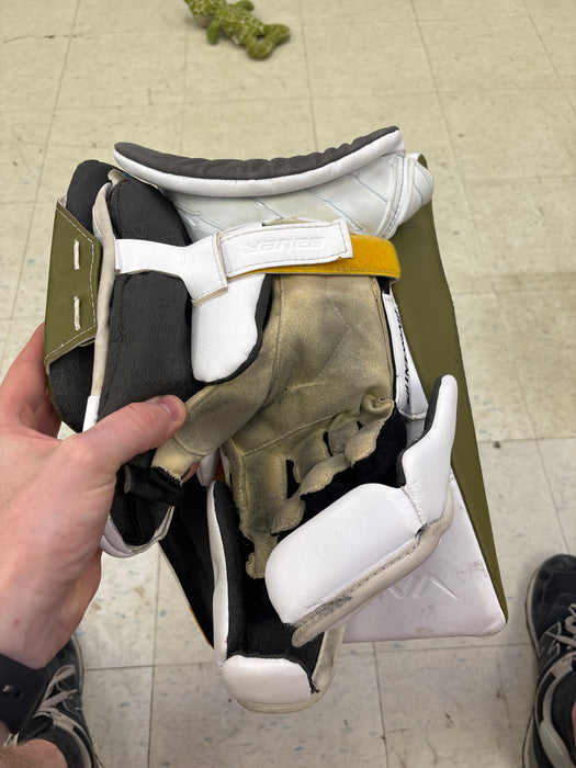 Used OHL Pro Stock Domenic Divincentiis Bauer Vapor Hyperlite 2 Blocker