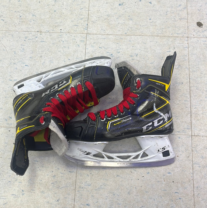 Used CCM SuperTacks 9370 Size 7.5 Player Skates