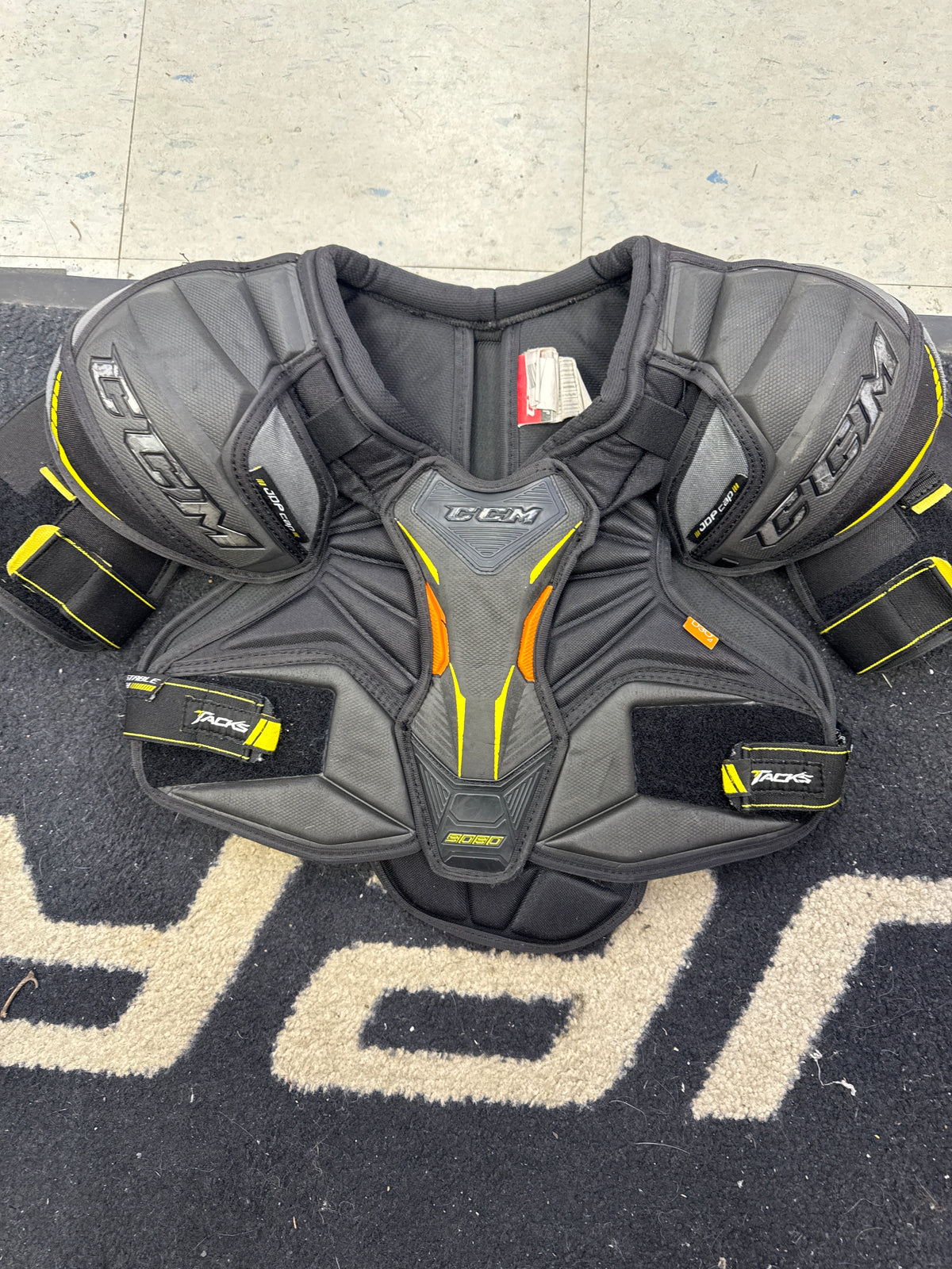 Used CCM Tacks 9080 Junior Large Shoulder Pads — Crow's Sports Hockey