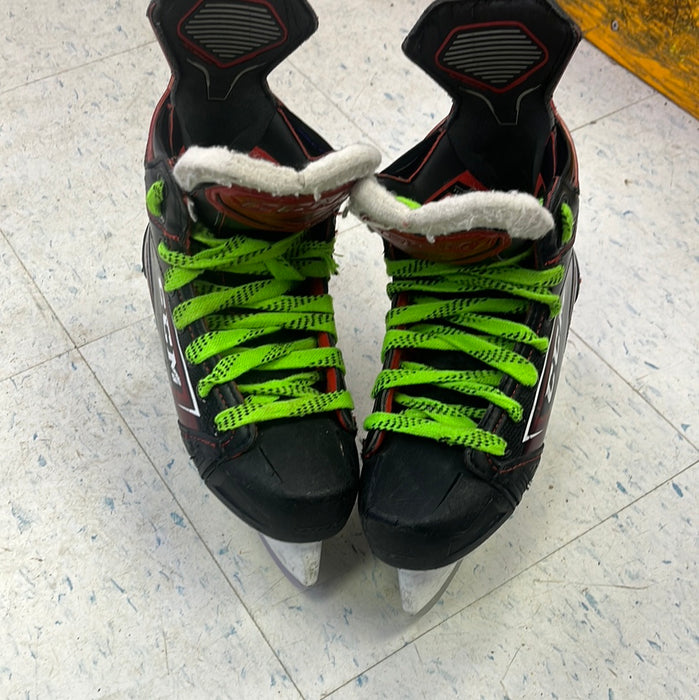 Used CCM JetSpeed FT480 Size 2 Player Skates
