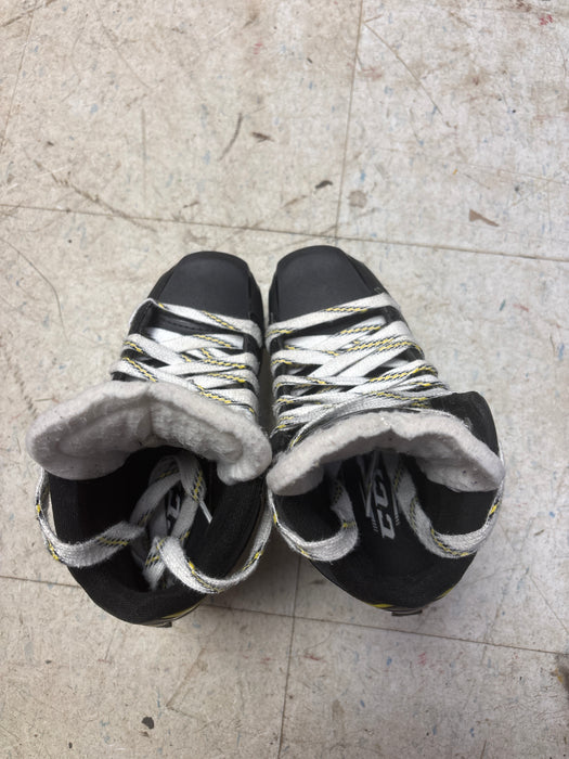 Used CCM SuperTacks 9370 Goalie Skates Size 2.0 D