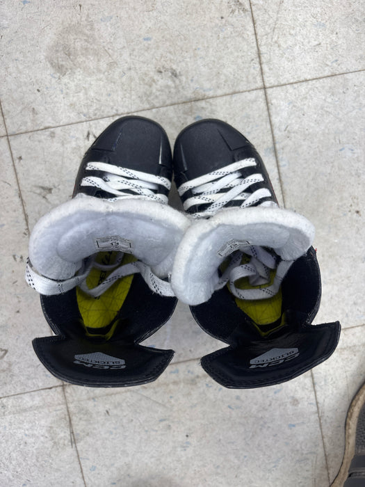 Used CCM JetSpeed FT680 Youth 13.0 Skates