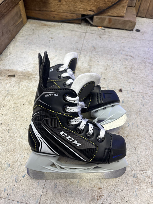 Used CCM Tacks 9040 Size 8.0 Youth Skates