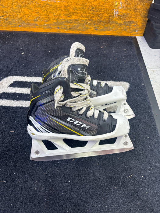 Used CCM Tacks 9060 Size 2.5D Goal Skates