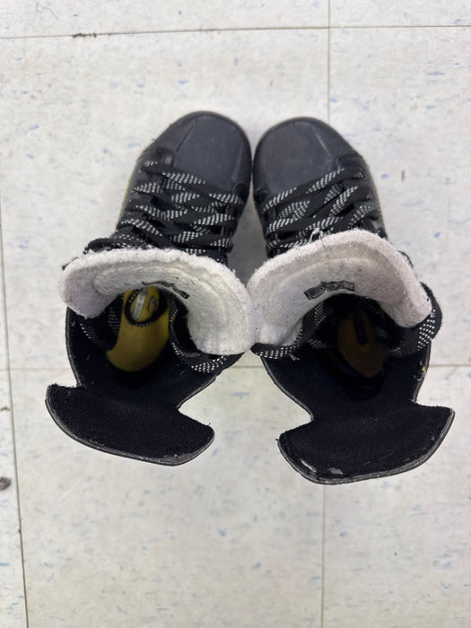 Used CCM Tacks 9040 13Y Player Skates