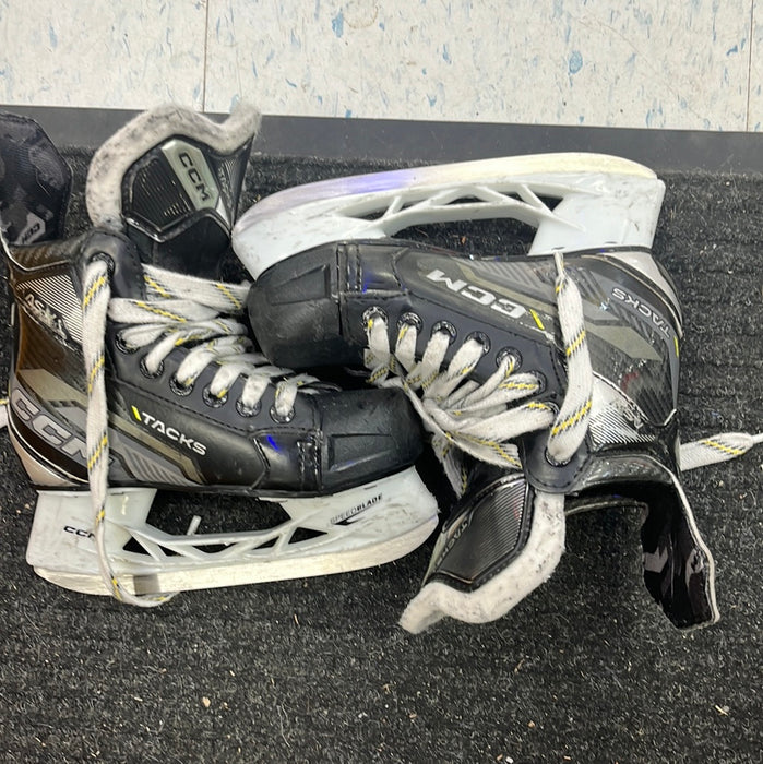 Used CCM Tacks AS-V Size 13 Youth Player Skates