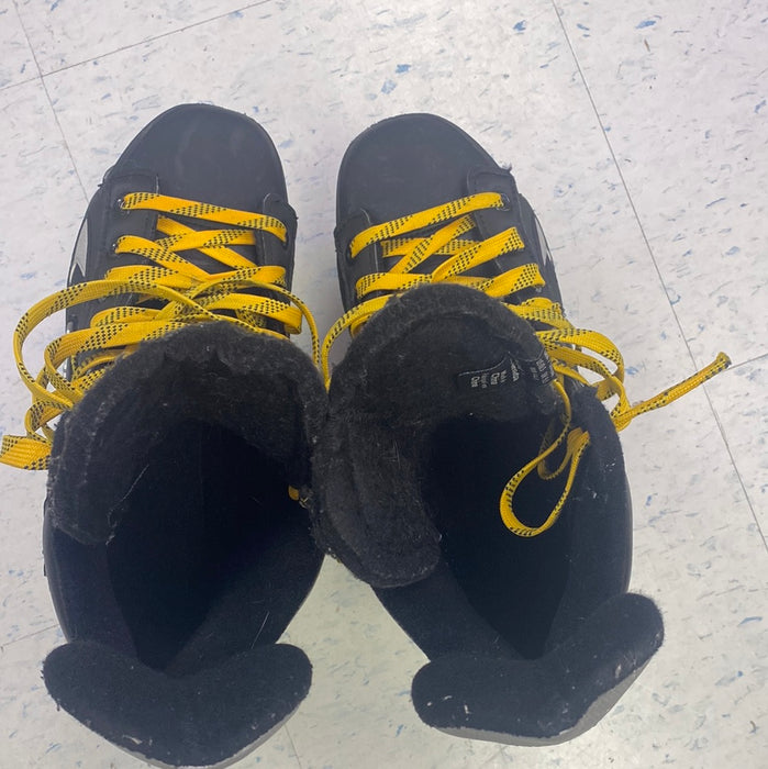 Used Bauer 44 Size 9 R Skates