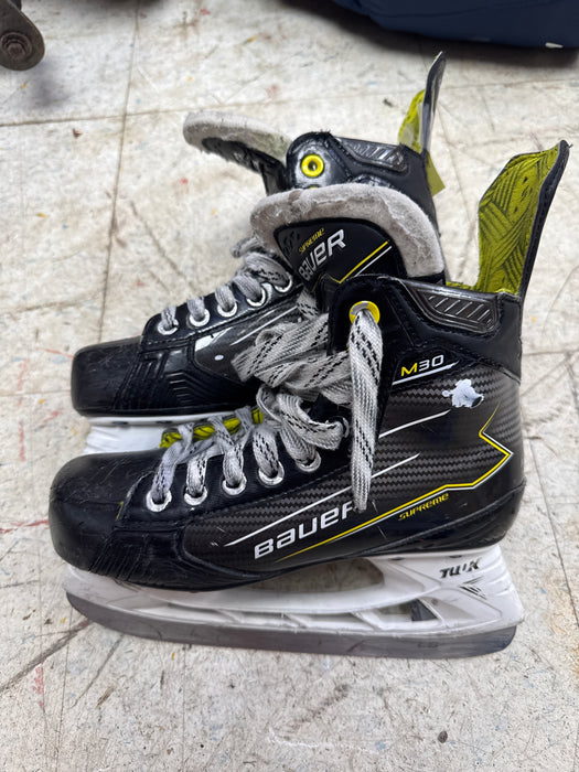 Used Bauer Supreme M30 Size 4.0D Skates