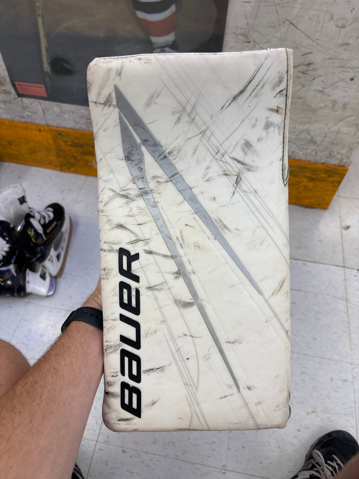 Used Bauer Vapor Hyperlite2 Senior Blocker — Crow's Sports Hockey