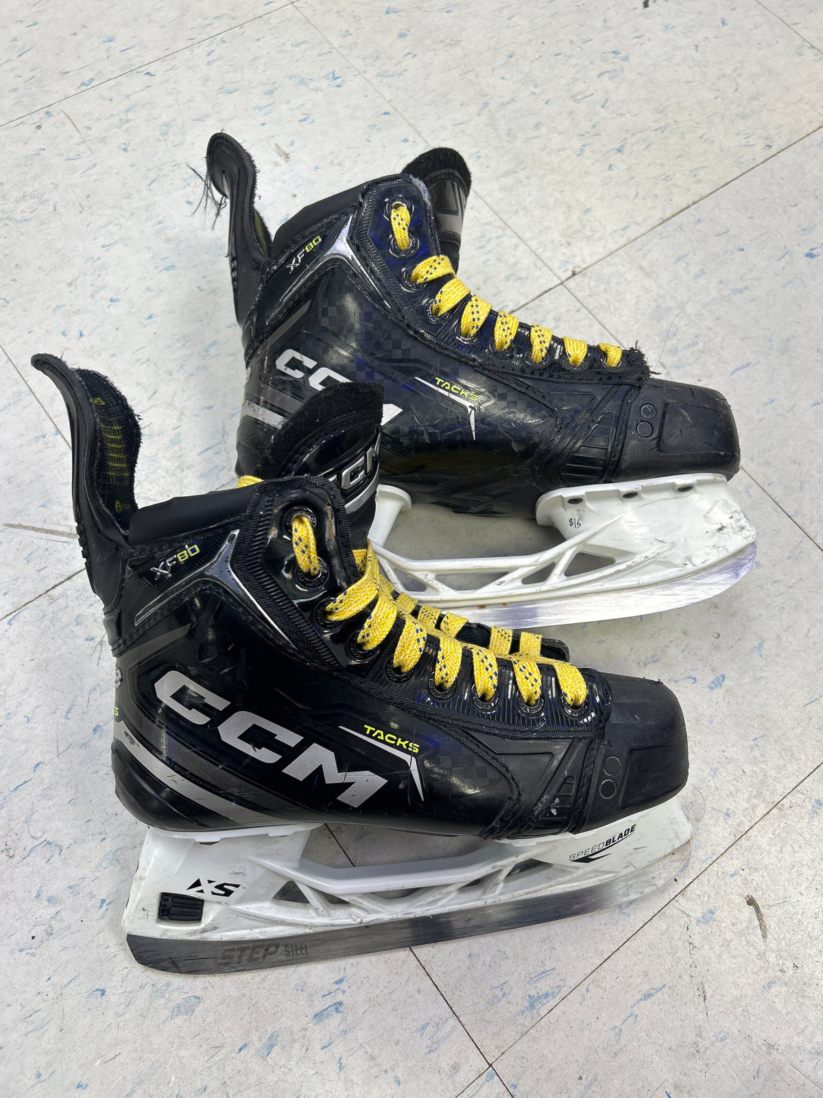 CCM Tacks XF80 – Gomitiere Junior Per Hockey Su Ghiaccio, Protezione Massima Con Design Anatomico, Cinghia Regolabile E Massima Mobilità