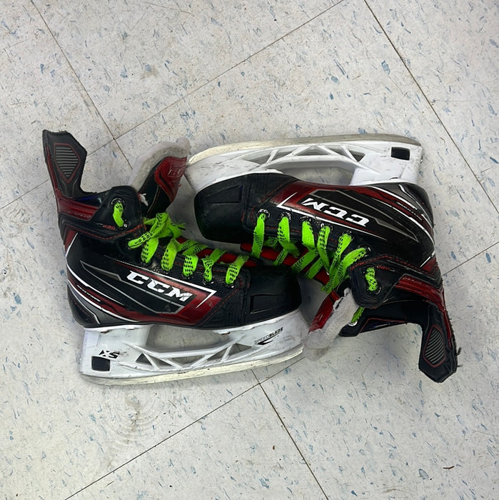 Used CCM JetSpeed FT480 Size 2 Player Skates