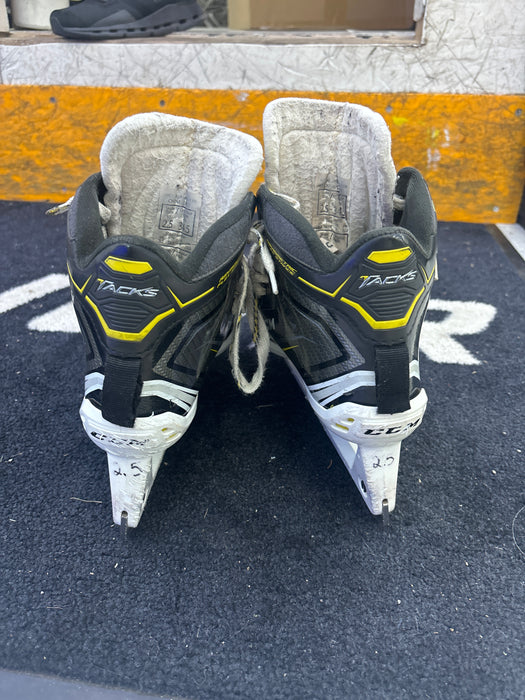 Used CCM Tacks 9060 Size 2.5D Goal Skates