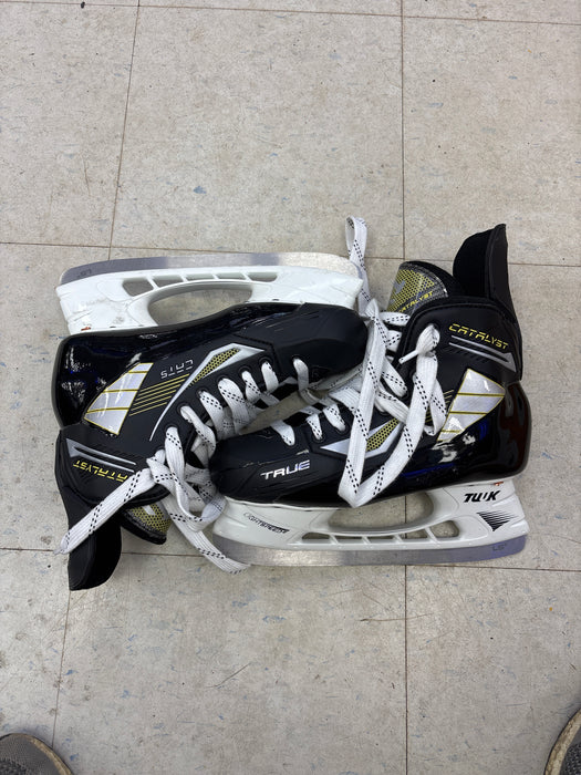 True Catalyst 5 Size 7.5 Senior Skates