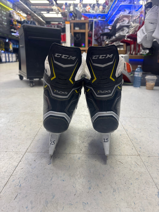 Used CCM Tacks 9060 Player Skate Junior Size 2.5