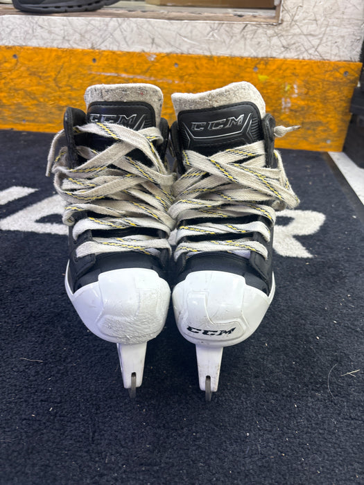 Used CCM Tacks 9060 Size 2.5D Goal Skates