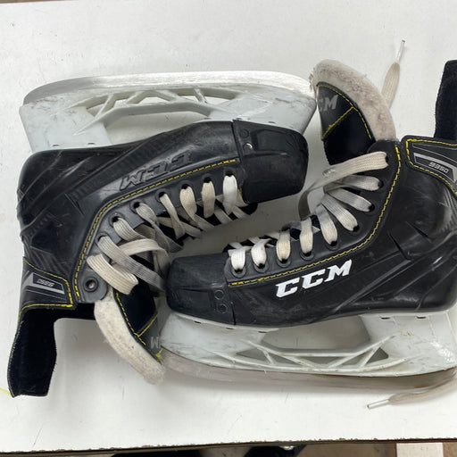 Used CCM 9350 Size 4 Skates