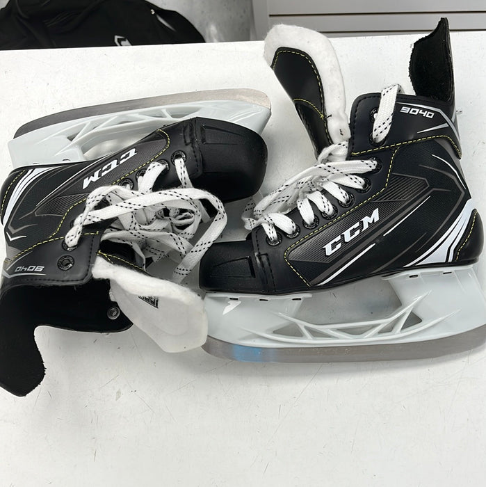 Used CCM Tacks 9040 2D Player Skates