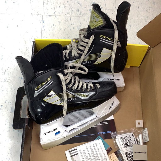 Used True Catalyst 5 9.5 Regular Player Skates